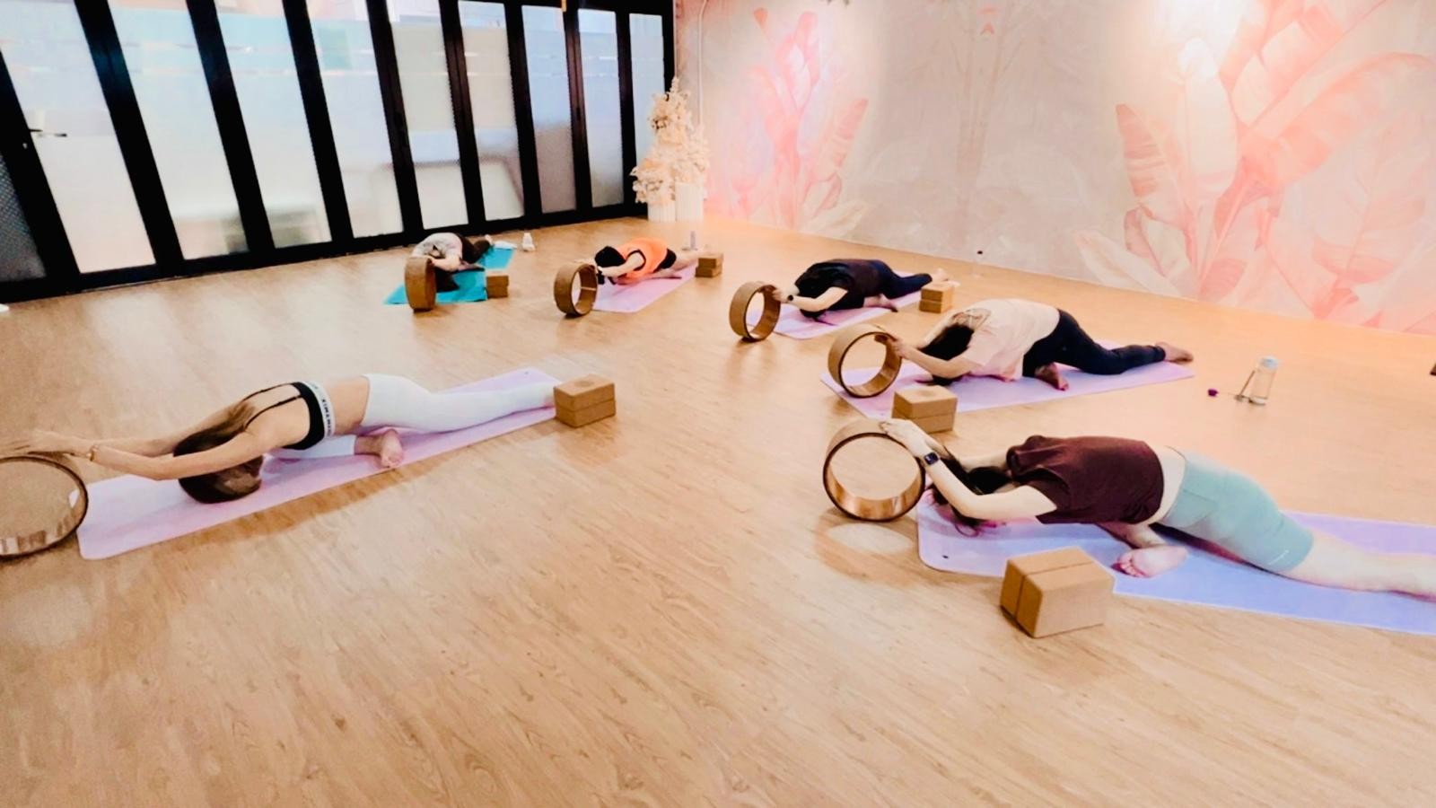Fitlets_Milk 學員於工作室進行瑜伽伸展